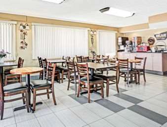 Knights Inn Аврора Ресторан фото